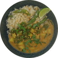 Thailändisches Massam-Curry mit Kartoffeln, Bohnen, roter Zwiebel, Koriander und Erdnusscreme (2,14,17,18,49,81) dazu Kräuterbulgur (81)