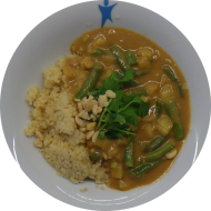 Kleine Portion: Thailändisches Massam-Curry mit Kartoffeln, Bohnen, roter Zwiebel, Koriander und Erdnusscreme (2,17,18,49,81) dazu Zitronenbulgur (81)