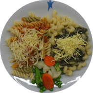 Pastabar (81) mit Tomaten-Thymian-Oregano-Soße (81) oder Blattspinat-Rahm-Soße (19,49,81) dazu geriebener Gouda (19) oder Reiberei (1,2) und buntes Gemüse