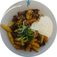 Kleine Portion: Lausitzer Schupfnudel-Pfanne mit Pilzen und Kasslerwürfeln (2,3,8,15,21,51,81) an Kräuter-Creme fraiche-Dip (19)