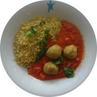 Kleine Portion: 3 Kichererbsenbällchen 'Falafel' auf feurigem Tomatensugo dazu Bratreis mit Koriander (21,81)