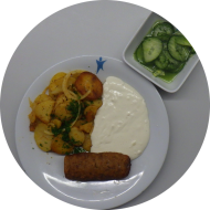 Hirtenrolle mit Frischkäsefüllung (15,18,19,49,51,81) an Aioli-Dip (9,15,19,49,81) dazu Bratkartoffeln und kleiner Gurkensalat mit Dill