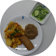 Hackrolle mit fruchtiger Tomatenfüllung (22,81,84) an Auberginen-Dip (49) dazu Bratkartoffeln und kleiner Gurkensalat mit Dill