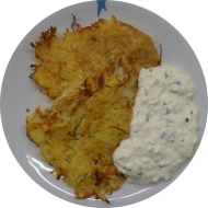 Hausgemachte Kartoffel-Sauerkraut-Puffer an Meerrettich-Apfel-Dip (3,15,19,24) dazu Salatgarnitur