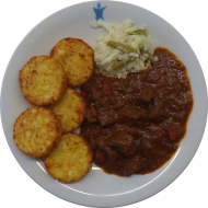 Griechisches Rindfleisch Stifado mit Tomaten, Rotwein, Preiselbeeren und Knoblauch (24,44,49,52) dazu Röstitaler und kleiner Weißkraut-Bohnen-Salat (9)