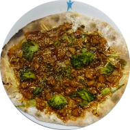 Sie können aus 6 verschiedenen Pizzavariationen wählen. Heutiges Tagesangebot: Pizza 'Veriyaki' mit Sojaschnetzel in Teriyakisoße mariniert, Brokkoli, Lauchzwiebel und Sesam (1,2,18,23,81)
