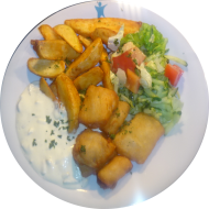 Fish´n Chips (Kartoffelwedges und Seelachsnuggets) (15,16,19,49,81), Remouladensoße (2,3,9,15,21,22), Salatgarnitur (22)