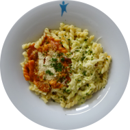 'Strozzapreti' (81) mit Tomaten-Zucchini-Soße (81) oder Pastasoße 'Funghi' (3,19,81) und geriebenem Gouda (19) oder veganer Reiberei (1,2)