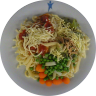 Pastabar (81) mit fruchtiger Tomatensoße mit Rosmarin und Knoblauch (49,81) oder Brokkolisoße mit gerösteten Mandelsplittern (71,81) dazu geriebener Gouda (19) oder Reiberei (1) und buntes Gemüse