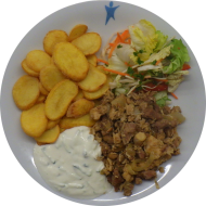 Putengeschnetzeltes 'Gyros Art' (49,54) an Zaziki (19,49) dazu Kartoffel-Chips und Salatgarnitur