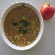 Linseneintopf (3,21,81) mit frischem Obst und Einsiedler Landbierbrot (81,82,83)