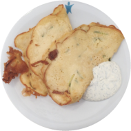 'Oladji blinchiki iz tsukkini' Zucchini-Pfannkuchen mit Sauerrahm (15,19,81) und Lollo Bionda-Salat