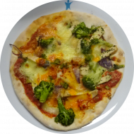 Pizza 'San Remo' Pestohühnchen mit roter Zwiebel, Brokkoli, Hirtenkäse und Gouda (19,54,81)