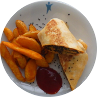 Teriyaki-Beef-Wrap mit marinierten Rindfleischstreifen, Sesam, Tomate, Gurke und Eisbergsalat (2,9,18,23,52,81) dazu Kartoffelspalten