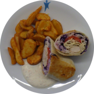 Chicken-Kebab-Wrap mit Hähnchenstreifen, Rotkohl, Weißkohl, Zwiebelringen und Kräutersoße (19,48,49,54,81) dazu Kartoffelspalten