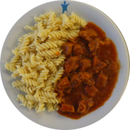 Schweinegulasch (1,3,21,51,81) mit Spirelli (81) und Salatgarnitur