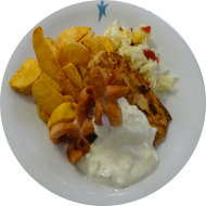 Grillteller mit marinierter Hähnchenbrust und Geflügel-Grillwürstchen (2,3,8,54) dazu Kräuter-Tomaten-Dip (9) dazu Pommes frites und Garnitur