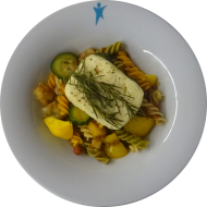 Hirtenkäse mariniert mit Rosmarin, Thymian, Olivenoel und buntem Pfeffer (19) auf Pastapfanne Ratatouille mit Knoblauch und frischem Gemüse (15,19,49,81)