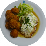 Gebratenes Putensteak mit Frischkäse und Lauch gratiniert (1,19) mit Geflügelsoße (81) dazu Herzoginkartoffeln (19) und Salatgarnitur