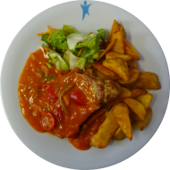 Schweinerückensteak nach 'Bulgarischer Art' mit Paprika und Zwiebeln in Tomatensoße (9,51) dazu Kartoffelspalten und Salatgarnitur