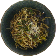 Asiatische Bratnudeln mit Rinderhack, Rotkohl, Frühlingszwiebel und Ingwer (2,18,23,52,81)