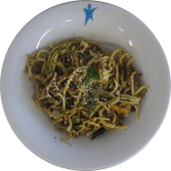 Kleine Portion: Asiatische Bratnudeln mit Rinderhack, Rotkohl, Frühlingszwiebel und Ingwer (2,18,23,52,81)