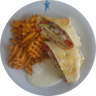 Wrap mit mariniertem Halloumi, Tomate, Gurke und Eisberg (3,15,19,22,81) dazu Gitterkartoffeln (81)