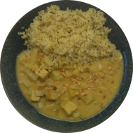 Kohlrabi-Tofu-Wok mit Kartoffeln, Knoblauch, Kokosmilch und Haselnüssen (2,14,18,49,72,81) dazu Kräuterbulgur (81)