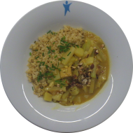 Kleine Portion: Kohlrabi-Tofu-Wok mit Kartoffeln, Knoblauch, Kokosmilch und Haselnüssen (2,14,18,49,72,81) dazu Kräuterbulgur (81)