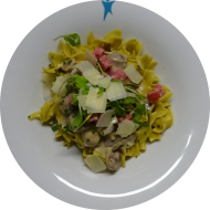 Pastaabend: Bandnudeln mit Knoblauch, Hühnchenstreifen, Pilzen, Creme fraiche und Salami (1,2,3,19,46,49,51,54,81)