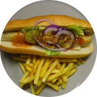 Hot Dog mit Grillido-Wurst, Spezialsoße, Gewürzgurke und Röstzwiebeln (1,9,18,19,21,22,23,81,83) dazu als Menüoption verschiedene Pommes Spezialitäten und House-Dip (9,22)