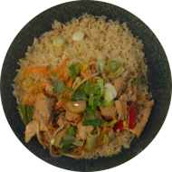'Chop Suey' mit Pute, Karotten, Sprossen, Lauchzwiebeln und Ingwer (2,18,49,54,81) dazu gebratener Chilireis