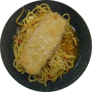 Gebratenes Tofusteak im Pankomantel in Curry-Soja-Soße mit Ingwer und Knoblauch (2,3,18,23,49,81,83) dazu chinesische Bratnudeln (18,81)