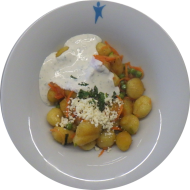 Gnocchipfanne mit Erbsen, Tomaten, Minze, geriebenen Hirtenkäse und Sour Cream (15,19,24)