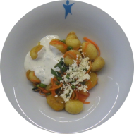 Kleine Portion: Gnocchipfanne mit Erbsen, Minze, Tomaten, geriebenen Hirtenkäse und Sour Cream (15,19,24)