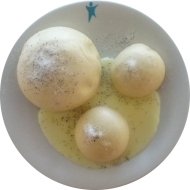 Germknödel mit Pflaumenmusfüllung und zwei Hefeknödel dazu Mohn-Zucker (15,19,81) an Vanillesoße (19)