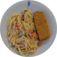 Paniertes Seelachsfilet mit fruchtiger Tomatenfüllung (16,19,22,56,81) dazu Rahmmakkaroni mit frischen Tomaten (19,81) und frisches Ost