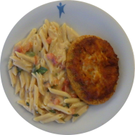 Schnitzel mit Grillgemüse gratiniert (19,81) dazu Rahmmakkaroni mit frischen Tomaten (19,81) und frisches Obst