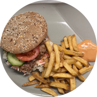 Sie können aus 6 verschiedenen Burgervariationen wählen. Heutige Tagesempfehlung: Burger 'Pulled-Turkey' mit Eisberg, Cole Slaw und BBQ-Soße (15,21,81,83) dazu als Menüoption Pommes und House-Dip (9,22)