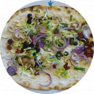 Pizza ' Vegan-Olymp' Plant Kebab mit Oliven, roten Zwiebeln und veganer Reiberei (1,2,81)