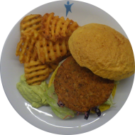 Asiatischer Jackfruit Burger mit Rotkohl-Slaw und Guacamole (3,18,49,81,84) dazu Gitterkartoffeln (49,81)