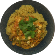 Hirtenkäse-Kichererbsen-Pfanne mit Bohnen, Tomaten, Zwiebel und Knoblauch (2,14,19,49) dazu Couscous a la Nuri mit Curry und Minze (14,81) oder Reis