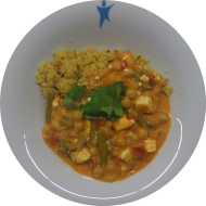 Kleine Portion: Hirtenkäse-Kichererbsen-Pfanne mit Bohnen, Tomaten, Zwiebel und Knoblauch (2,14,19,49) dazu Couscous a la Nuri mit Curry und Minze (14,81) oder Reis