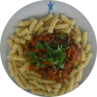 Grünkernragout mit Tomaten und Rucola (49,81,85) dazu Spirelli (81) und Salatgarnitur