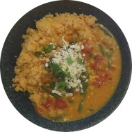 Hirtenkäse-Kichererbsen-Pfanne mit Tomaten, Bohnen, Zwiebel und Knoblauch (2,14,19,49) dazu Couscous a la Nuri (81)