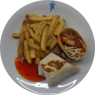 Wrap 'Sweet-Chili-Chicken' mit Hähnchennuggets, Gurke, Tomate und Sweet-Chili-Soße (9,18,54,63,81) dazu frittierte Kartoffelstäbchen
