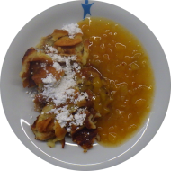 Kleine Portion: Hausgemachter Topfenschmarrn mit Puderzucker (15,19,81) dazu Aprikosenkompott (3)