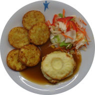 Hähnchenbrust 'Hawaii' mit Ananas und Käse gratiniert (19,49,54,81) an Geflügelsoße (19,49,54,81) dazu Röstitaler und Salatgarnitur