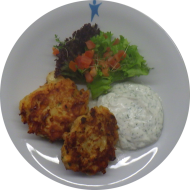 Hausgemachte 'Kaspressknödel' aus Knödelteig, Kartoffeln, Bergkäse, Zwiebeln und Schnittlauch (15,19,81) an Kräuter-Quark-Dip (19) dazu Salatgarnitur