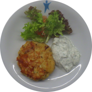 Kleine Portion: Kaspressknödel aus Knödelteig, Kartoffeln, Bergkäse, Zwiebeln und Schnittlauch (15,19,81) an Kräuter-Quark-Dip (19) dazu Salatgarnitur